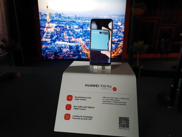 Huawei p60 pro беспроводная зарядка. P20 Pro display.