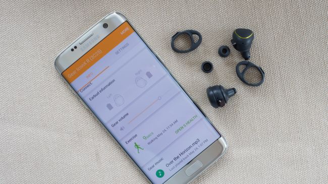 Samsung Gear Icon X проигрывает музыку без подключения к смартфону