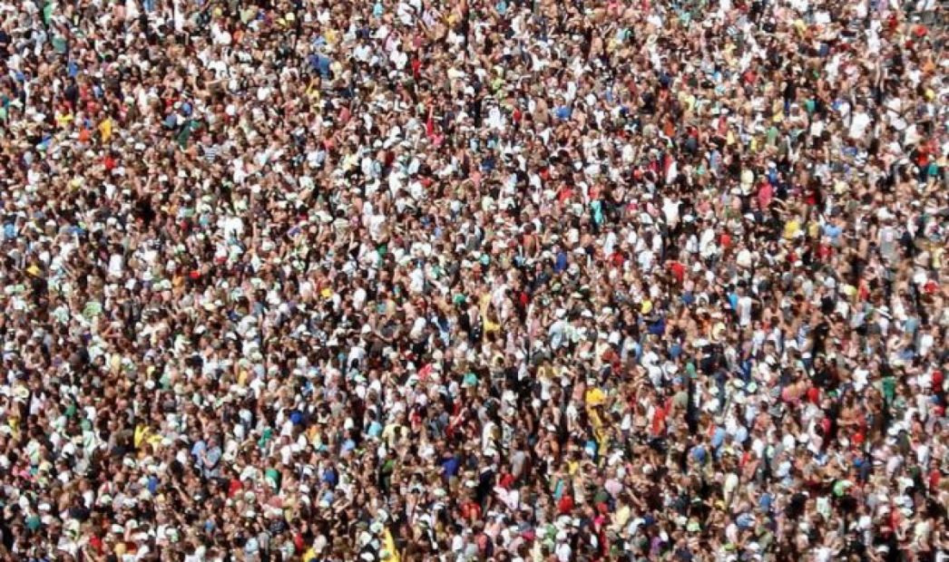 Сколько человек живет на всей планете. Много людей на земле. Много людей на планете. Население. Толпа людей на планете.